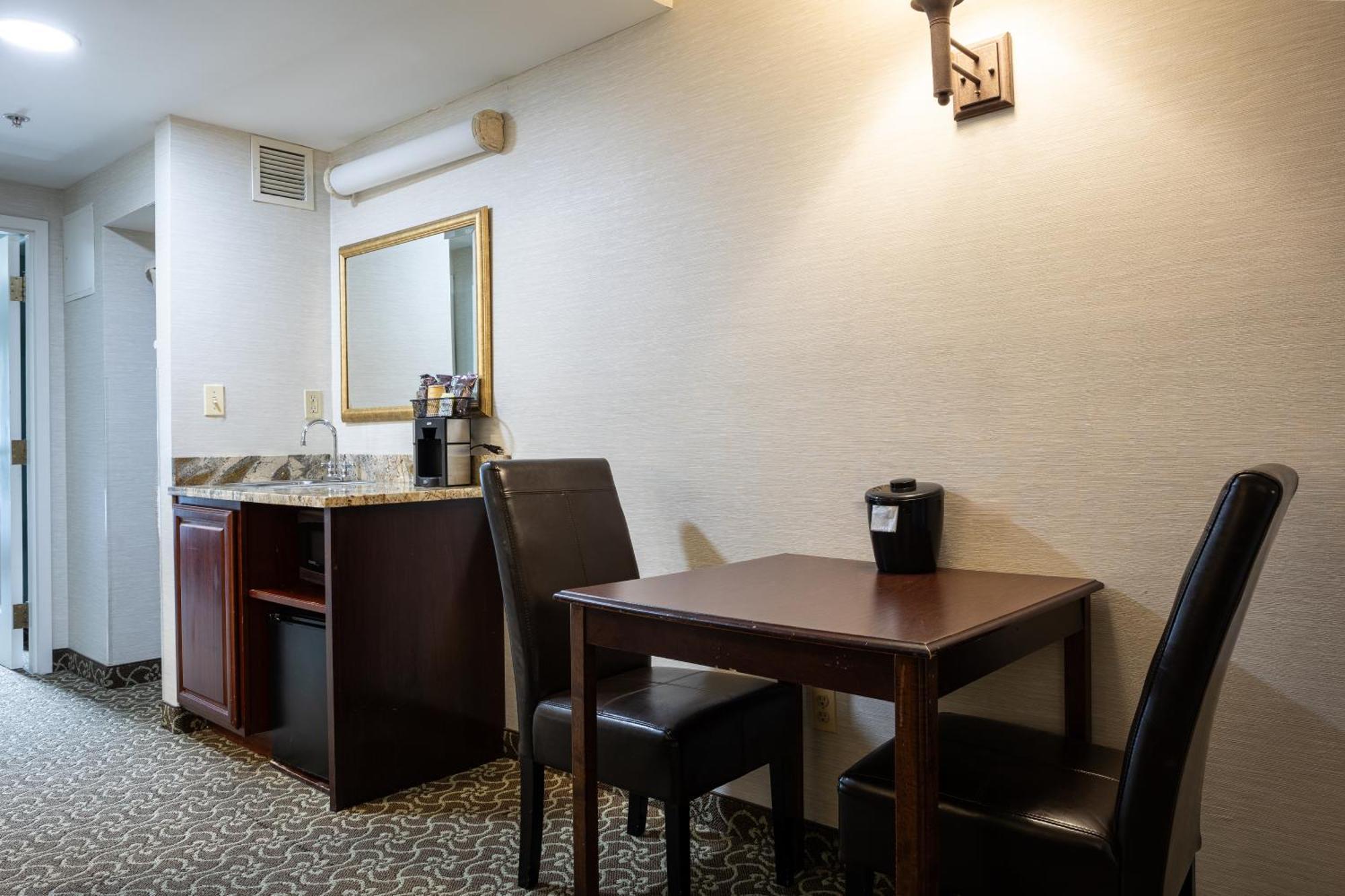 D. Hotel Suites & Spa Холиок Экстерьер фото